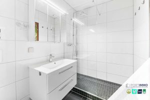 Badezimmer mit WC und Dusche
